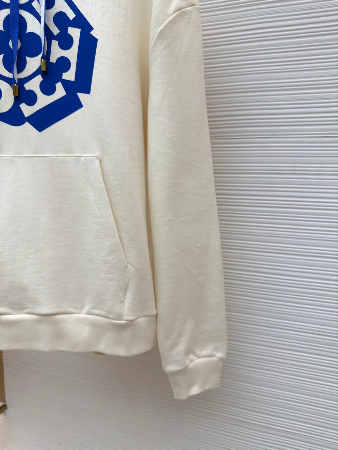 LOUIS VUITTON blue rope floral letter printed hooded sweatshirt ●Authentic product: purchased and developed by 11100 ●Item number: 1680405-A90 ●Fabric: pure cotton knitted fabric ●Technology: printing production ●Version: fitted version ●Weight: about 750 grams ●Size: XS-S-M-L ●Description: Made of 100% cotton knitted fabric, light and breathable, perfect for summer wear. The creamy white body is boldly printed with the blue Vuitton flower pattern from the 2025 autumn and winter show on the front, which contrasts sharply with the background color. The specially designed blue rope strap is paired with an antique gold metal top that echoes the tones of the print. The sweatshirt has a loose, one-size-fits-all fit, with comfortable ribbing at the waist and hem. It features the signature co-branded print on the chest and practical large pockets on the sides. The overall design not only retains the casual feel of streetwear, but also incorporates classic Louis Vuitton elements. It shows a unique fashion attitude through exquisite printing technology and exquisite detail processing. The cotton fabric ensures wearing comfort, while the fine printing process ensures the lasting vividness of the pattern. The overall wiring is straight and delicate, the fabric is comfortable and soft, and the color is consistent without color difference. It can be matched with the same style to create a fashionable look and control various occasions. Customized accessories, complete with three standards, same style for men and women!